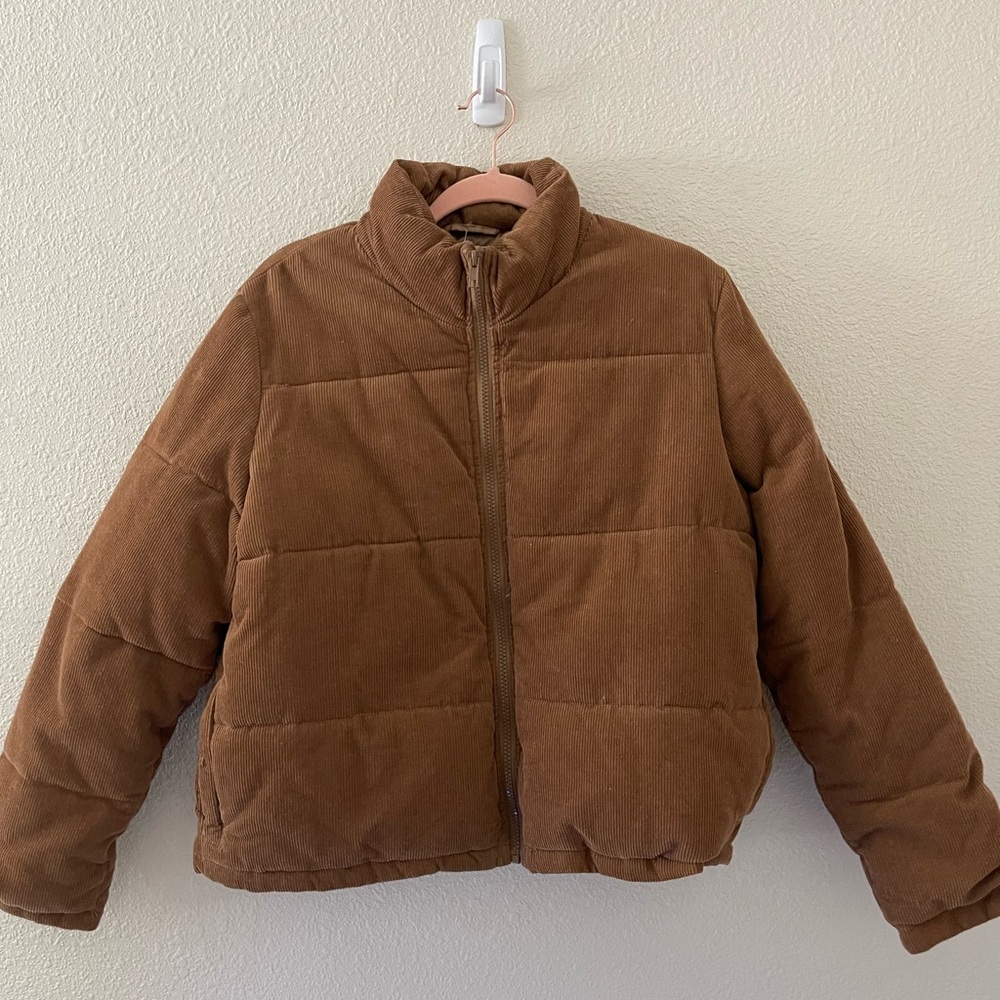 Brandy Melville brown puffer jacket
Excellent condition
